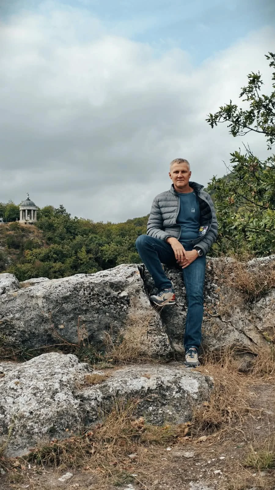 Александр на скалах в Пятигорске; на заднем плане Эолова арфа